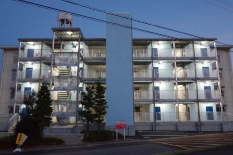 莇生住宅 開放廊下 外観_夜
