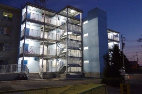 莇生住宅  開放廊下 外観_夜